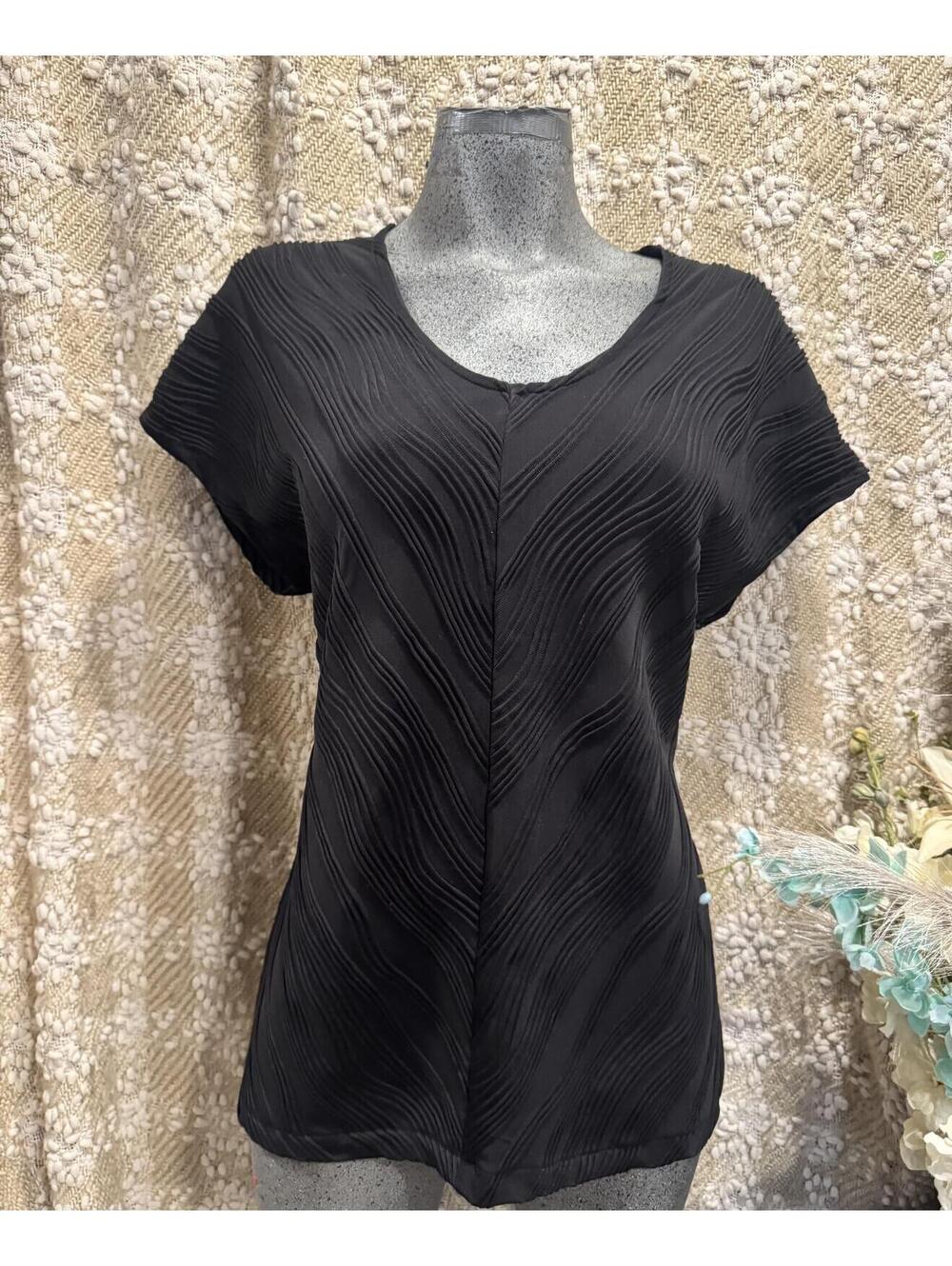 Dana Buchman Women's Short-Sleeve Black V-Neck Shirt, Size L